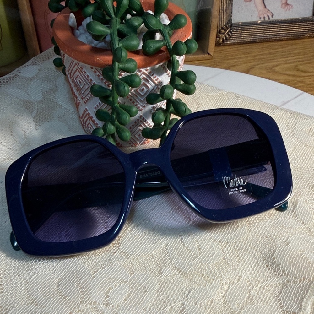 😎😎😎BOGOHO😎😎😎Mackie Navy/Green Oversized Sunglasses w/ Gold Accent